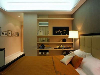 Bequeme und warme gelbe Zimmer