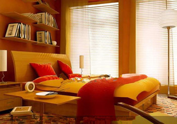 Bequeme und warme gelbe Schlafzimmer